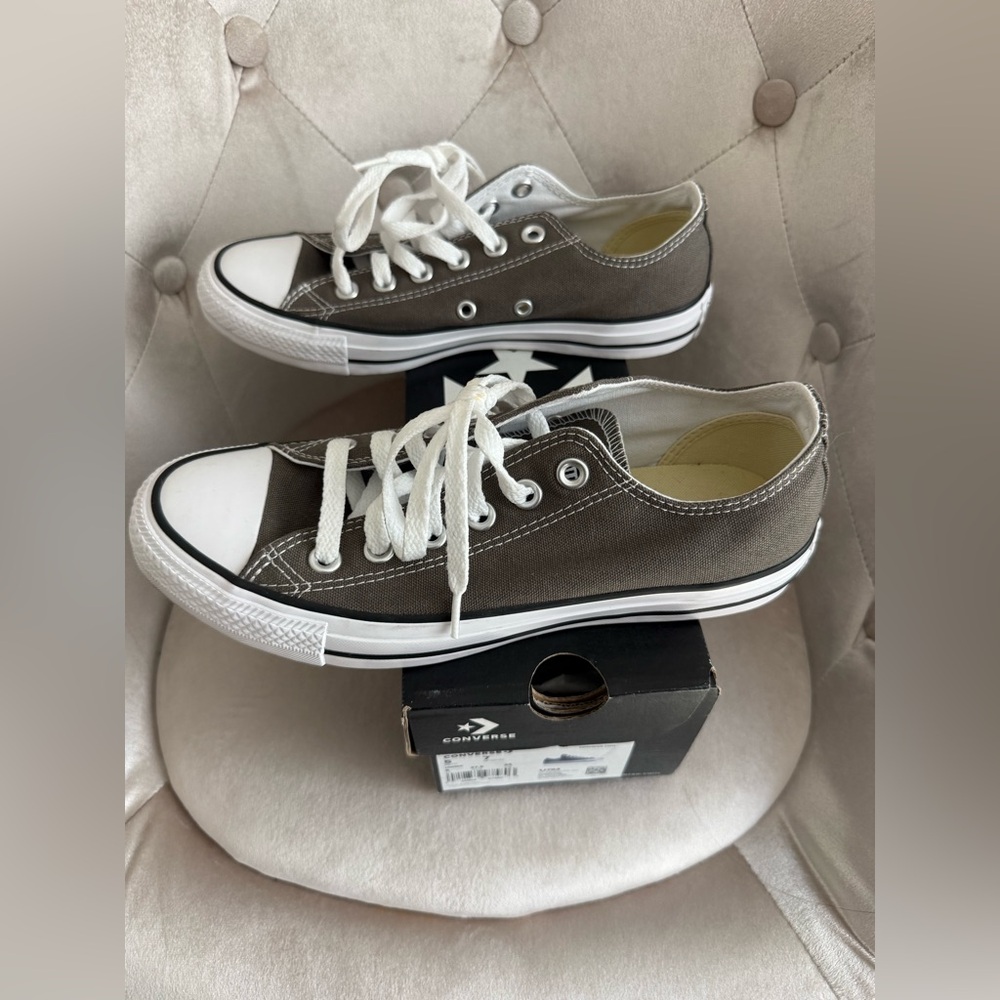 Classic Converse Size 7 Women - Picture 2 of 6